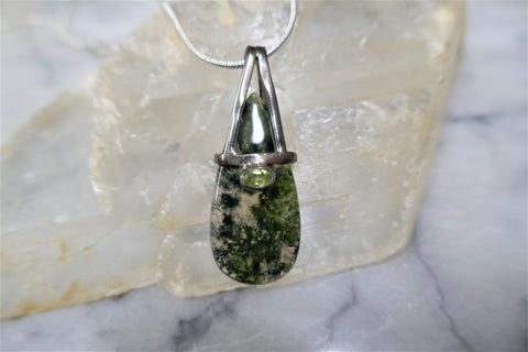 MOSS AGTE AND PERIDOT PENDANT